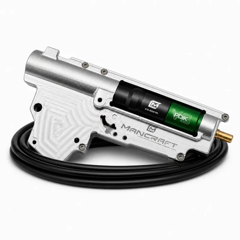 Mancraft PDiK V3 avec gearbox CNC argentée posée sur flexible pneumatique noir enroulé, vue diagonale